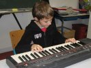 Erwan, très concentré, fait du piano depuis dejà quelques années ça ne (...)